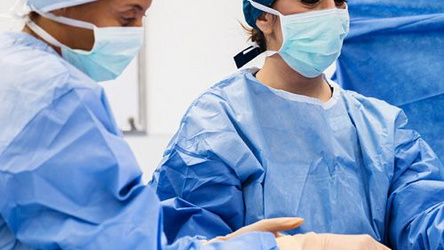 Zwei Ärztinnen führen eine Operation durch.