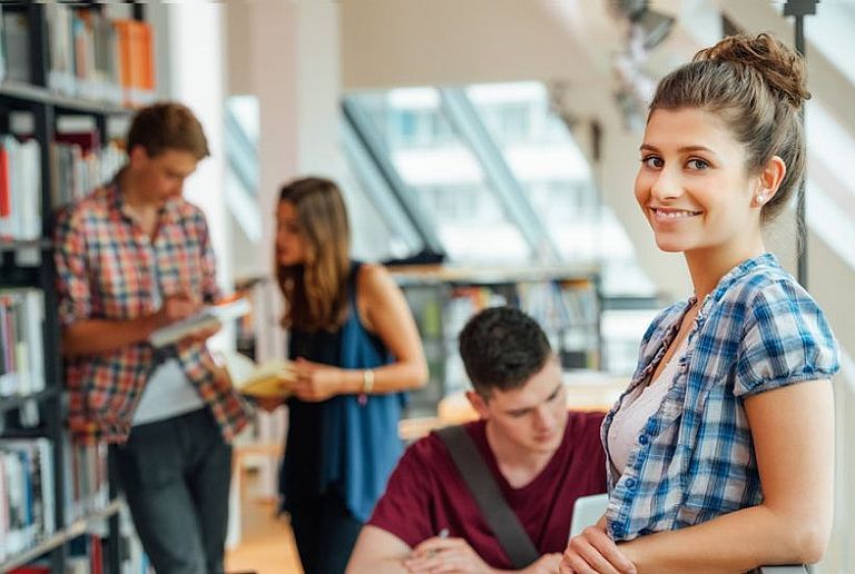 Studentin in Bibliothek