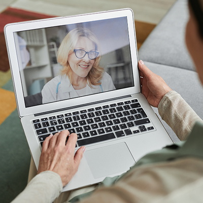 Ein Patient befindet sich in einem Videotelefonat mit einer Ärztin