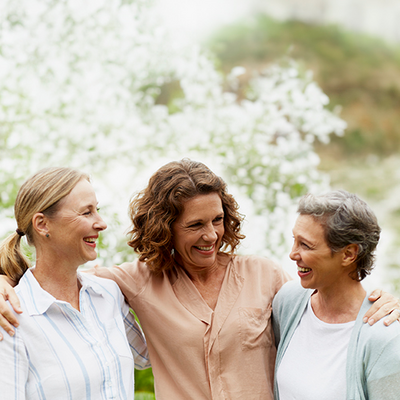 Eine Gruppe lächelnder Frauen.