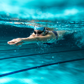 Eine Schwimmerin ist gerade ins Wasser eingetaucht.