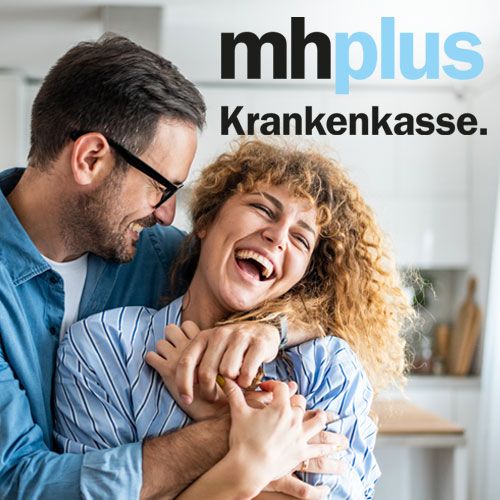 Glückliches Paar mit integrierten mhplus-Logo