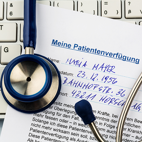 Eine ausgefüllte Patienten­verfügung liegt auf einer Tastatur.