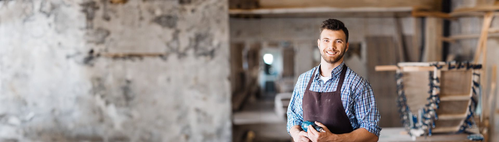 Handwerker steht in seiner Werkstatt